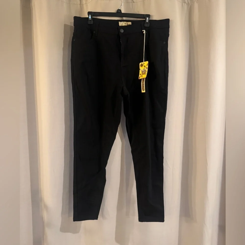 Women’s NWT Hybird Black Slim Fit Pants